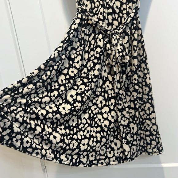 Kaileigh Stylish Black and Cream Women's Dress size medium. - Picture 8 of 11